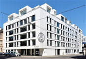 Mit zentraler Lage in der Linzer Innenstadt bietet das Generationenwohnen Elisabethinen lebenswerten Wohnraum für  Senior*innen, Studierende, Familien mit Kindern, Paare oder Singles. Das soziale Miteinander im Haus funktioniert vor allem auch, weil es eine*n „Kümmerer*in“ gibt.